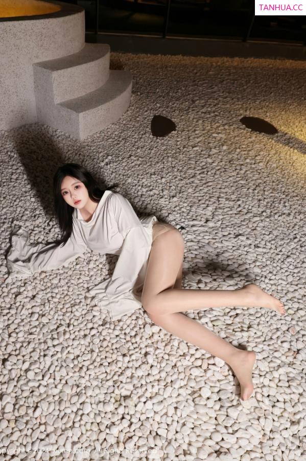   [XiuRen]高清写真图 2024.10.31 No.9376 小薯条nienie 丝袜美腿第69张图片